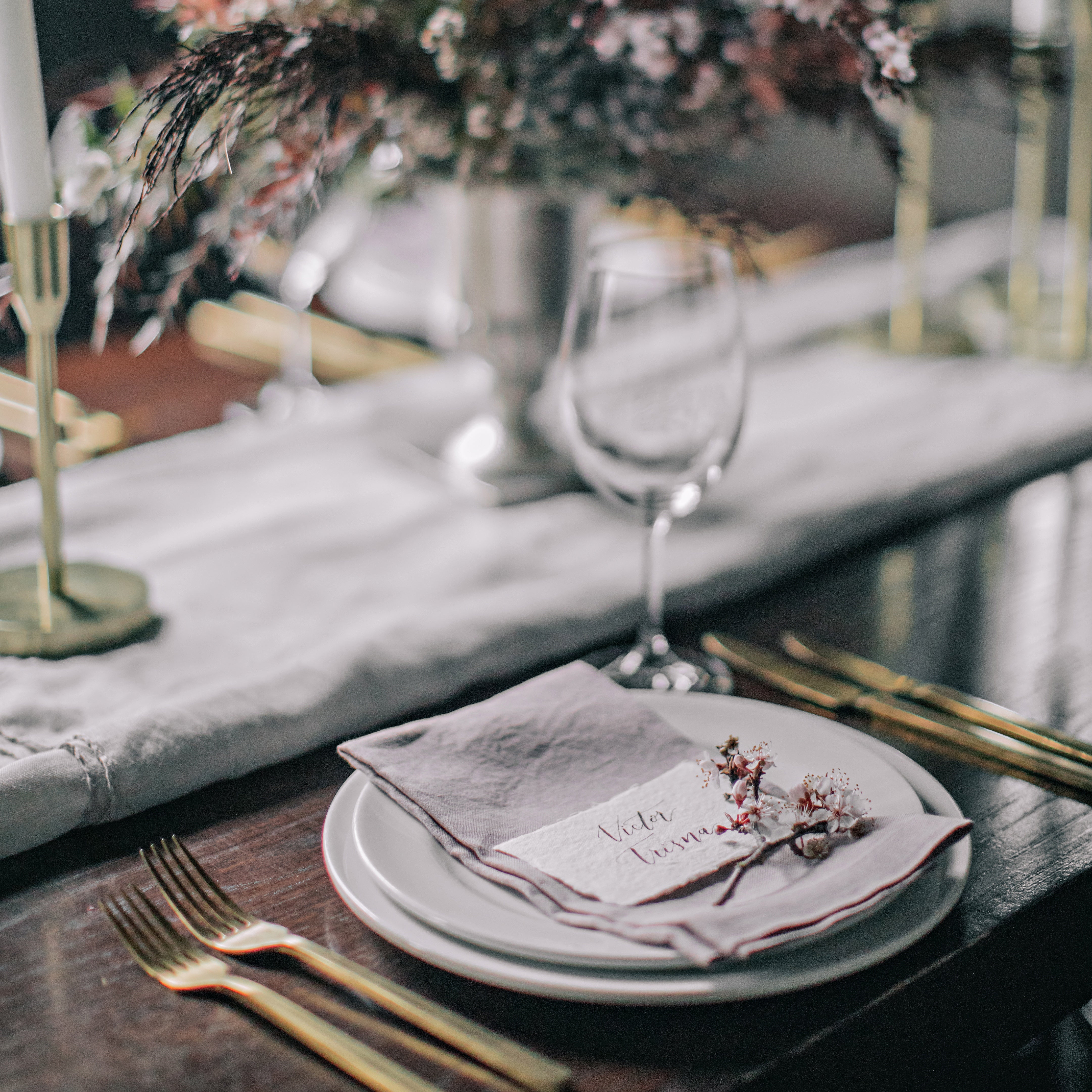 Modern Cutlery Entree Knife / Gold